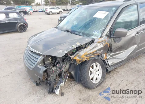 2010 Chrysler Town & Country Touring Plus z USA, uszkodzony, nr VIN 2A4RR8DX3AR320630